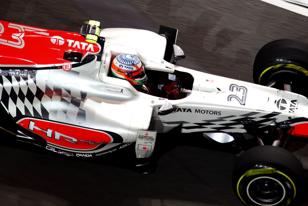 Narain Karthikeyans HRT racer med mindeteksten, foran de mange TV seere.
(Foto: HRT F1 Team)